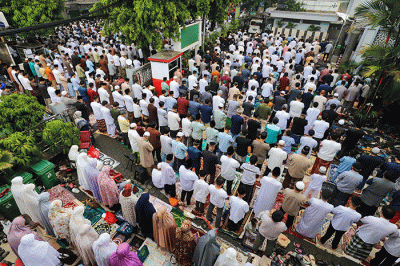 Jamaah Muhammadiyah melaksanakan Salat Idul Fitri 1444 Hijriah di Pimpinan Muhammadiyah Cabang Jagakarsa, Jakarta Selatan, Jumat (21/4/2022).