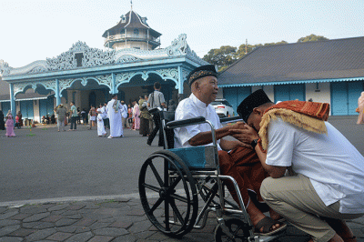 Ribuan umat Islam melaksanakan ibadah Salat Idul Fitri 1444 Hijriah di halaman depan Kori Kamandungan Keraton Kasunanan Surakarta Hadiningrat.