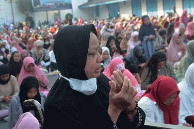 Ribuan umat Islam melaksanakan ibadah Salat Idul Fitri 1444 Hijriah di halaman depan Kori Kamandungan Keraton Kasunanan Surakarta Hadiningrat.