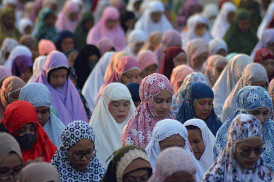 Ribuan umat Islam melaksanakan ibadah Salat Idul Fitri 1444 Hijriah di halaman depan Kori Kamandungan Keraton Kasunanan Surakarta Hadiningrat.