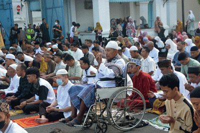 Ribuan umat Islam melaksanakan ibadah Salat Idul Fitri 1444 Hijriah di halaman depan Kori Kamandungan Keraton Kasunanan Surakarta Hadiningrat.