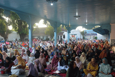 Ribuan umat Islam melaksanakan ibadah Salat Idul Fitri 1444 Hijriah di halaman depan Kori Kamandungan Keraton Kasunanan Surakarta Hadiningrat.