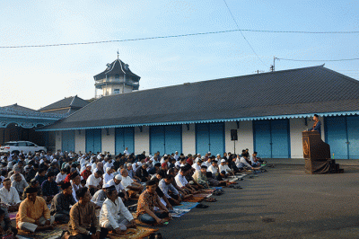 Ribuan umat Islam melaksanakan ibadah Salat Idul Fitri 1444 Hijriah di halaman depan Kori Kamandungan Keraton Kasunanan Surakarta Hadiningrat.