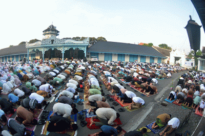 Ribuan umat Islam melaksanakan ibadah Salat Idul Fitri 1444 Hijriah di halaman depan Kori Kamandungan Keraton Kasunanan Surakarta Hadiningrat.