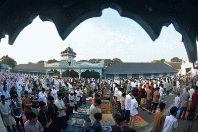 Ribuan umat Islam melaksanakan ibadah Salat Idul Fitri 1444 Hijriah di halaman depan Kori Kamandungan Keraton Kasunanan Surakarta Hadiningrat.