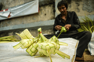 Pedagang menjual kulit ketupat di Pasar Pondok Gede, Bekasi, Jawa Barat, Jumat (21/4/2023).