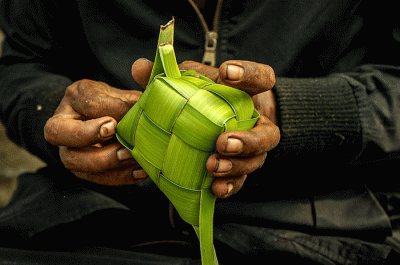 Pedagang menjual kulit ketupat di Pasar Pondok Gede, Bekasi, Jawa Barat, Jumat (21/4/2023).