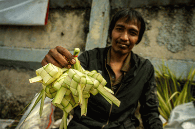Pedagang menjual kulit ketupat di Pasar Pondok Gede, Bekasi, Jawa Barat, Jumat (21/4/2023).