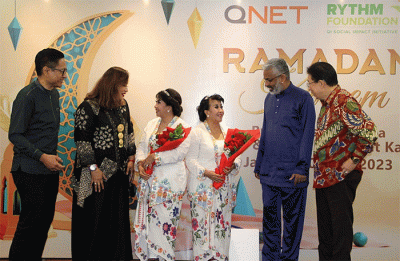 General Manager QNET Indonesia (kiri) Ganang Rindarko dan Ibu Guru Kembar (tengah) saat acara Buka Bersama Dan Tausiyah Siswa Sekolah Darurat Kartini.