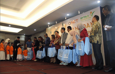 General Manager QNET Indonesia (kiri) Ganang Rindarko dan Ibu Guru Kembar (tengah) saat acara Buka Bersama Dan Tausiyah Siswa Sekolah Darurat Kartini.