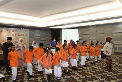 General Manager QNET Indonesia (kiri) Ganang Rindarko dan Ibu Guru Kembar (tengah) saat acara Buka Bersama Dan Tausiyah Siswa Sekolah Darurat Kartini.