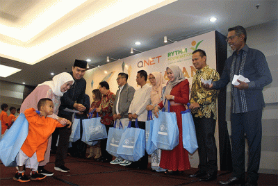 General Manager QNET Indonesia (kiri) Ganang Rindarko dan Ibu Guru Kembar (tengah) saat acara Buka Bersama Dan Tausiyah Siswa Sekolah Darurat Kartini.