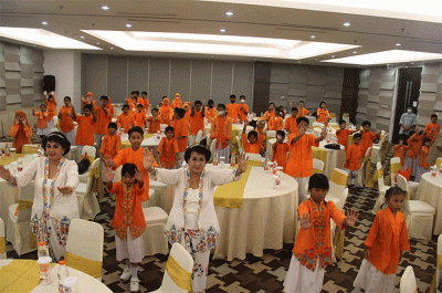 General Manager QNET Indonesia (kiri) Ganang Rindarko dan Ibu Guru Kembar (tengah) saat acara Buka Bersama Dan Tausiyah Siswa Sekolah Darurat Kartini.