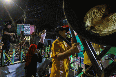 Warga merayakan malam Takbiran nenyambut Hari Raya Idul Fitri di Jalan Tambak, Manggarai, Jakarta Selatan, Jumat (21/4/2023) malam.