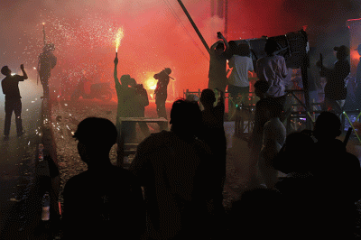 Warga merayakan malam Takbiran nenyambut Hari Raya Idul Fitri di Jalan Tambak, Manggarai, Jakarta Selatan, Jumat (21/4/2023) malam.