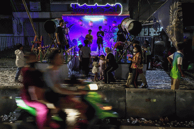 Warga merayakan malam Takbiran nenyambut Hari Raya Idul Fitri di Jalan Tambak, Manggarai, Jakarta Selatan, Jumat (21/4/2023) malam.