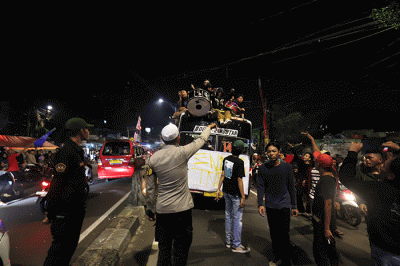 Sejumlah remaja mengikuti pawai takbir keliling saat malam takbiran di Tanah Abang, Jakarta, Jumat, (21/4/2023).