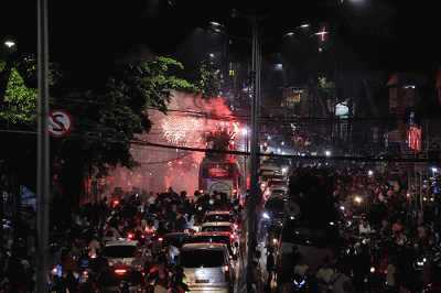 Sejumlah remaja mengikuti pawai takbir keliling saat malam takbiran di Tanah Abang, Jakarta, Jumat, (21/4/2023).