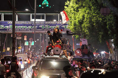 Sejumlah remaja mengikuti pawai takbir keliling saat malam takbiran di Tanah Abang, Jakarta, Jumat, (21/4/2023).
