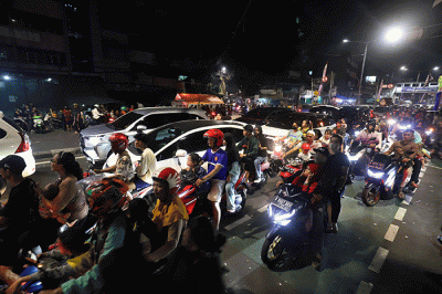 Sejumlah remaja mengikuti pawai takbir keliling saat malam takbiran di Tanah Abang, Jakarta, Jumat, (21/4/2023).