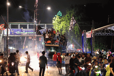 Sejumlah remaja mengikuti pawai takbir keliling saat malam takbiran di Tanah Abang, Jakarta, Jumat, (21/4/2023).