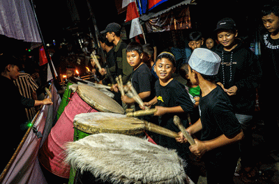 Sejumlah anak-anak menabuh bedug merayakan malam takbiran di kawasan Cimanggis, Depok, Jawa Barat, Jumat (21/4/2023).