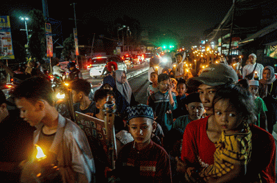 Sejumlah anak-anak menabuh bedug merayakan malam takbiran di kawasan Cimanggis, Depok, Jawa Barat, Jumat (21/4/2023).