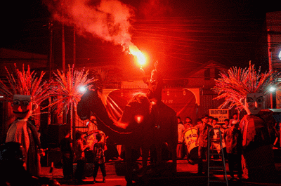 Sejumlah anak-anak menabuh bedug merayakan malam takbiran di kawasan Cimanggis, Depok, Jawa Barat, Jumat (21/4/2023).
