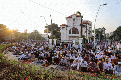 Umat muslim melaksanakan Salat Idul Fitri 1444 Hijriyah di Jalan Matraman Raya, Jatinegara, Jakarta Timur, Sabtu (22/4/2023).
