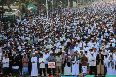Umat muslim melaksanakan Salat Idul Fitri 1444 Hijriyah di Jalan Matraman Raya, Jatinegara, Jakarta Timur, Sabtu (22/4/2023).
