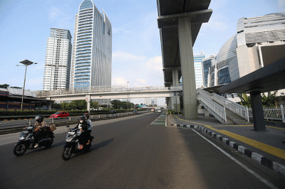 Suasana jalan lenggang di Jakarta, Jumat (21/4/2023).