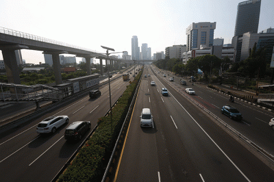 Suasana jalan lenggang di Jakarta, Jumat (21/4/2023).