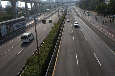 Suasana jalan lenggang di Jakarta, Jumat (21/4/2023).