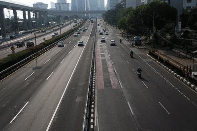 Suasana jalan lenggang di Jakarta, Jumat (21/4/2023).