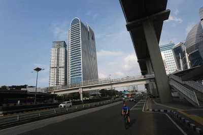 Suasana jalan lenggang di Jakarta, Jumat (21/4/2023).