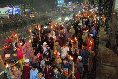 Sejumlah warga melakukan pawai obor di Jalan Hj. Tutty Alawiyah Jakarta Selatan, Jumat (21/4/2023).