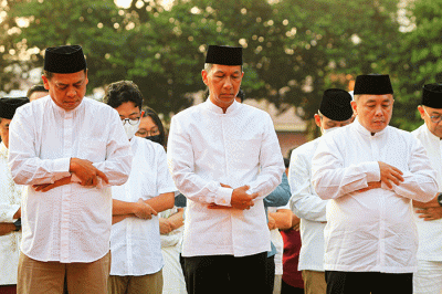 Umat muslim melaksanakan Salat Idul Fitri 1444 Hijriah di halaman Balai Kota DKI Jakarta, Sabtu (22/4/2023).