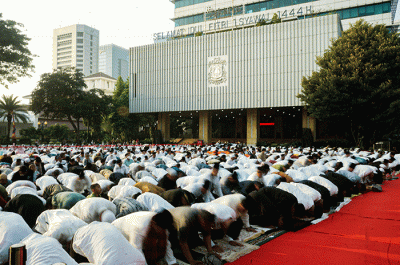 Umat muslim melaksanakan Salat Idul Fitri 1444 Hijriah di halaman Balai Kota DKI Jakarta, Sabtu (22/4/2023).