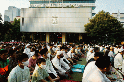 Umat muslim melaksanakan Salat Idul Fitri 1444 Hijriah di halaman Balai Kota DKI Jakarta, Sabtu (22/4/2023).