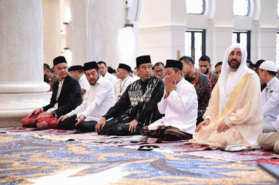 Presiden Joko Widodo dan Iriana Joko Widodo melaksanakan salat Idul Fitri 1444 Hijriah di Masjid Raya Sheikh Zayed, Kota Surakarta, Jawa Tengah.