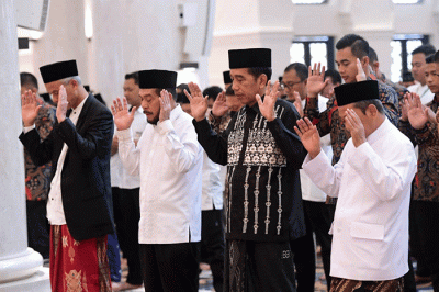Presiden Joko Widodo dan Iriana Joko Widodo melaksanakan salat Idul Fitri 1444 Hijriah di Masjid Raya Sheikh Zayed, Kota Surakarta, Jawa Tengah.
