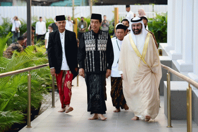 Presiden Joko Widodo dan Iriana Joko Widodo melaksanakan salat Idul Fitri 1444 Hijriah di Masjid Raya Sheikh Zayed, Kota Surakarta, Jawa Tengah.