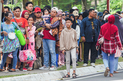 Sejumlah pengunjung berkunjung saat libur Lebaran Idul Fitri 1444 H di Taman Mini Indonesia Indah (TMII), Jakarta Timur, Minggu (23/4/2023).