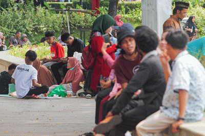 Sejumlah pengunjung berkunjung saat libur Lebaran Idul Fitri 1444 H di Taman Mini Indonesia Indah (TMII), Jakarta Timur, Minggu (23/4/2023).