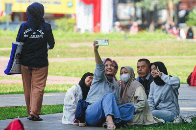 Sejumlah pengunjung berkunjung saat libur Lebaran Idul Fitri 1444 H di Taman Mini Indonesia Indah (TMII), Jakarta Timur, Minggu (23/4/2023).