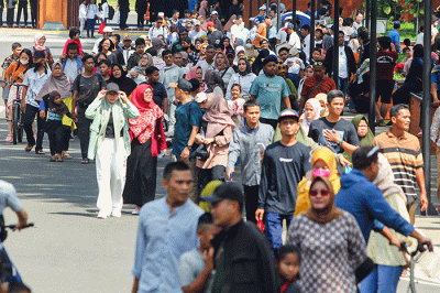 Sejumlah pengunjung berkunjung saat libur Lebaran Idul Fitri 1444 H di Taman Mini Indonesia Indah (TMII), Jakarta Timur, Minggu (23/4/2023).