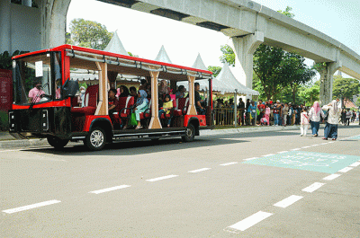 Sejumlah pengunjung berkunjung saat libur Lebaran Idul Fitri 1444 H di Taman Mini Indonesia Indah (TMII), Jakarta Timur, Minggu (23/4/2023).