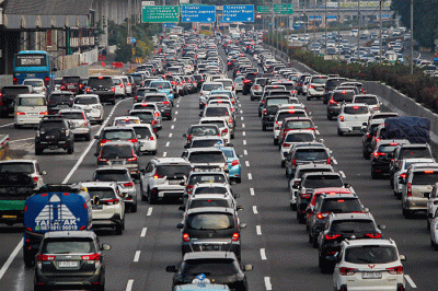 Ratusan kendaraan terjebak kemacetan di ruas Tol Jagorawi, Jakarta, Sabtu (22/4/2023).