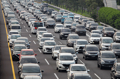 Ratusan kendaraan terjebak kemacetan di ruas Tol Jagorawi, Jakarta, Sabtu (22/4/2023).