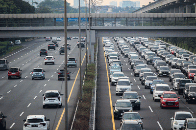 Ratusan kendaraan terjebak kemacetan di ruas Tol Jagorawi, Jakarta, Sabtu (22/4/2023).